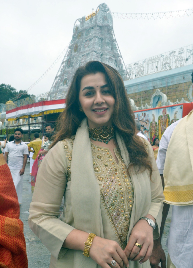 Nikki_20Galrani_20in_20tirumala9.jpg 10