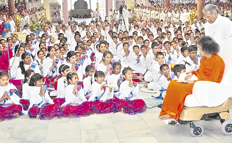 Swami-with-Children.jpg