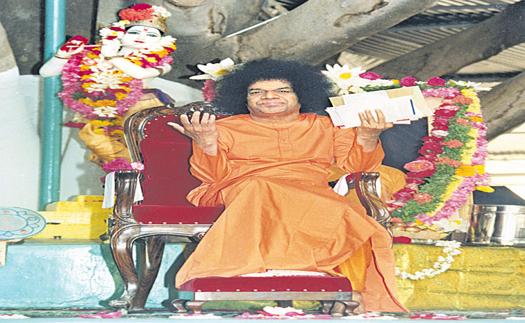 Sri_Sathya_Sai_Baba_at_Brin.jpg