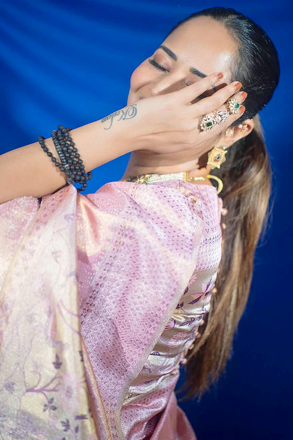 Anasuya_20Bharadwaj_20Stunning_20Looks_20In_20Saree_20Photos_20_281_29.jpg 2