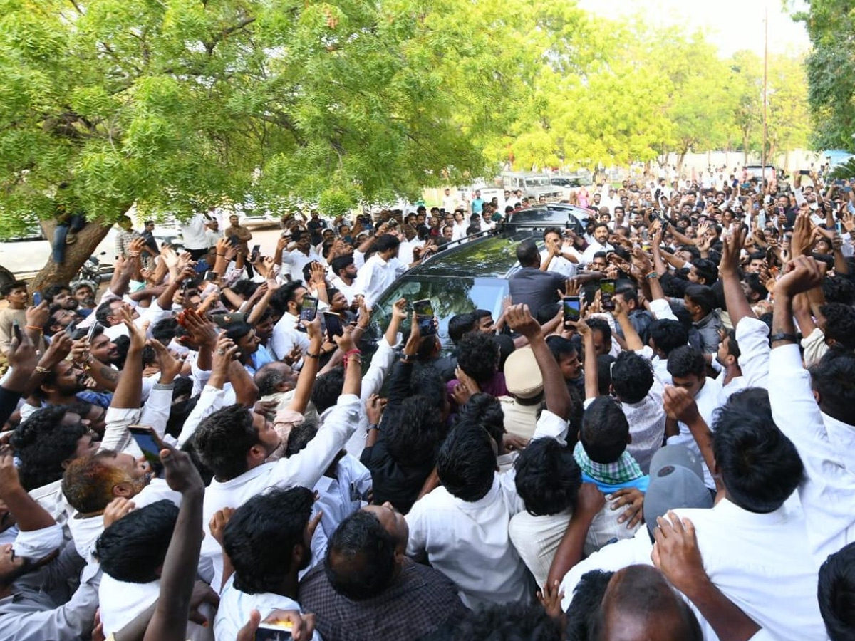 YS_20Jagan_20Reaches_20Pulivendula_20To_20Holds_20Praja_20Darbar_20With_20Farmers_20Photos_20_286_29.jpg 5