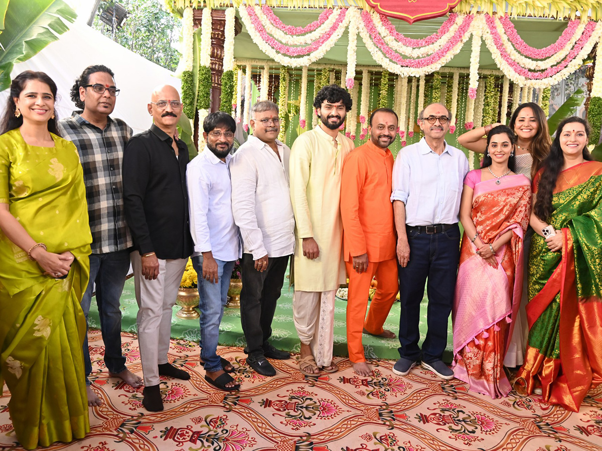 Padaharu_20Rojula_20Pandaga_20Movie_20Opening_20Photos__20_2814_29.jpg 14