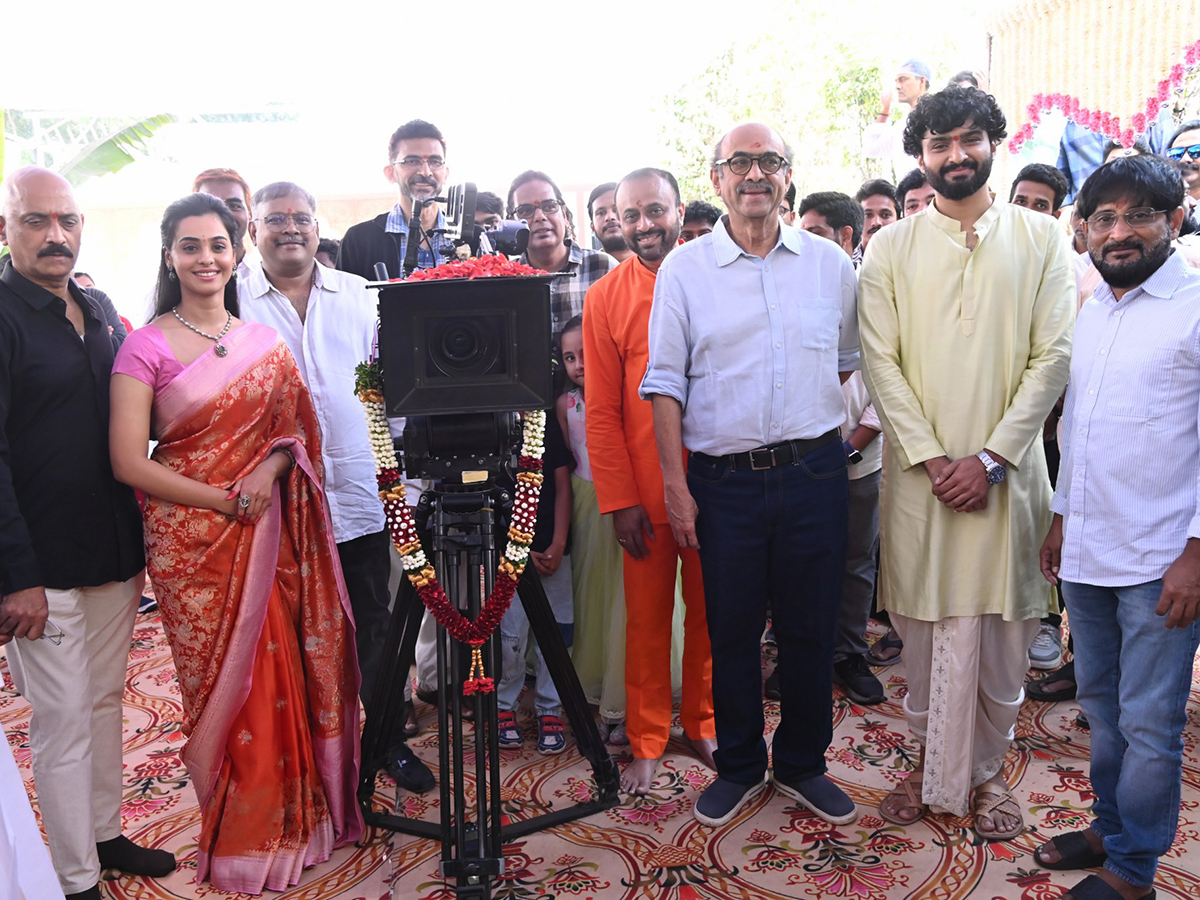 Padaharu_20Rojula_20Pandaga_20Movie_20Opening_20Photos__20_288_29.jpg 8