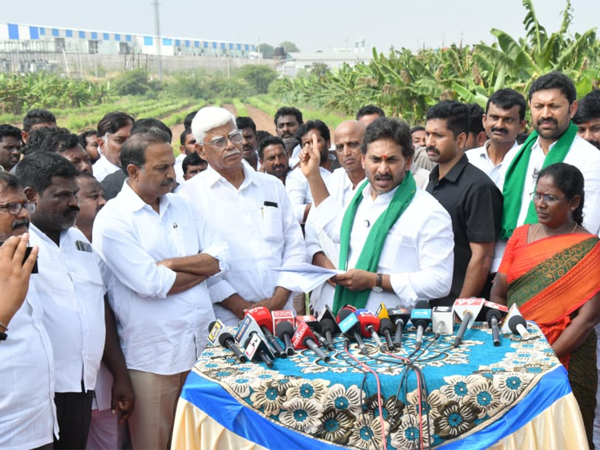 YS_20Jagan_20Visit_20Banana_20Farmers_20At_20Brahmanapalli_20Photos__20_2826_29.jpg 25