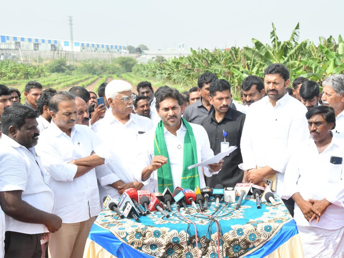 YS_20Jagan_20Visit_20Banana_20Farmers_20At_20Brahmanapalli_20Photos__20_2827_29.jpg 26