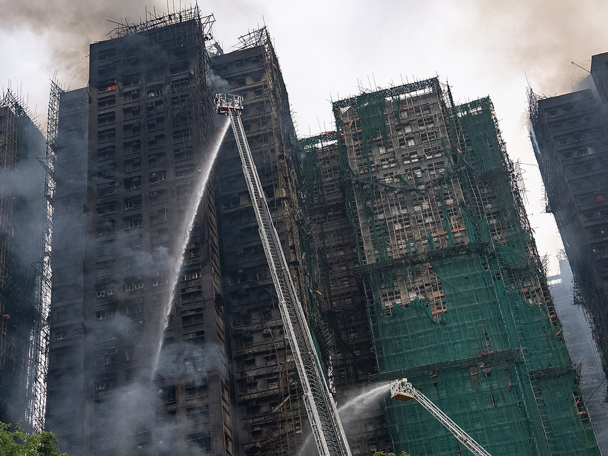 Fire_20broke_20out_20at_20Wang_20Fuk_20Court_20Tai_20Po_20district_20of_20Hong_20Kong__20_287_29.jpg 7