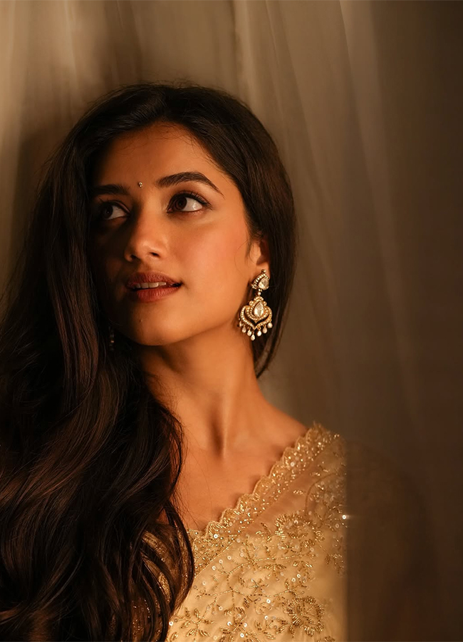 Tollywood_20Actress_20Bhagyashri_20Borse_20HD_20Photos__20_2821_29.jpg 21