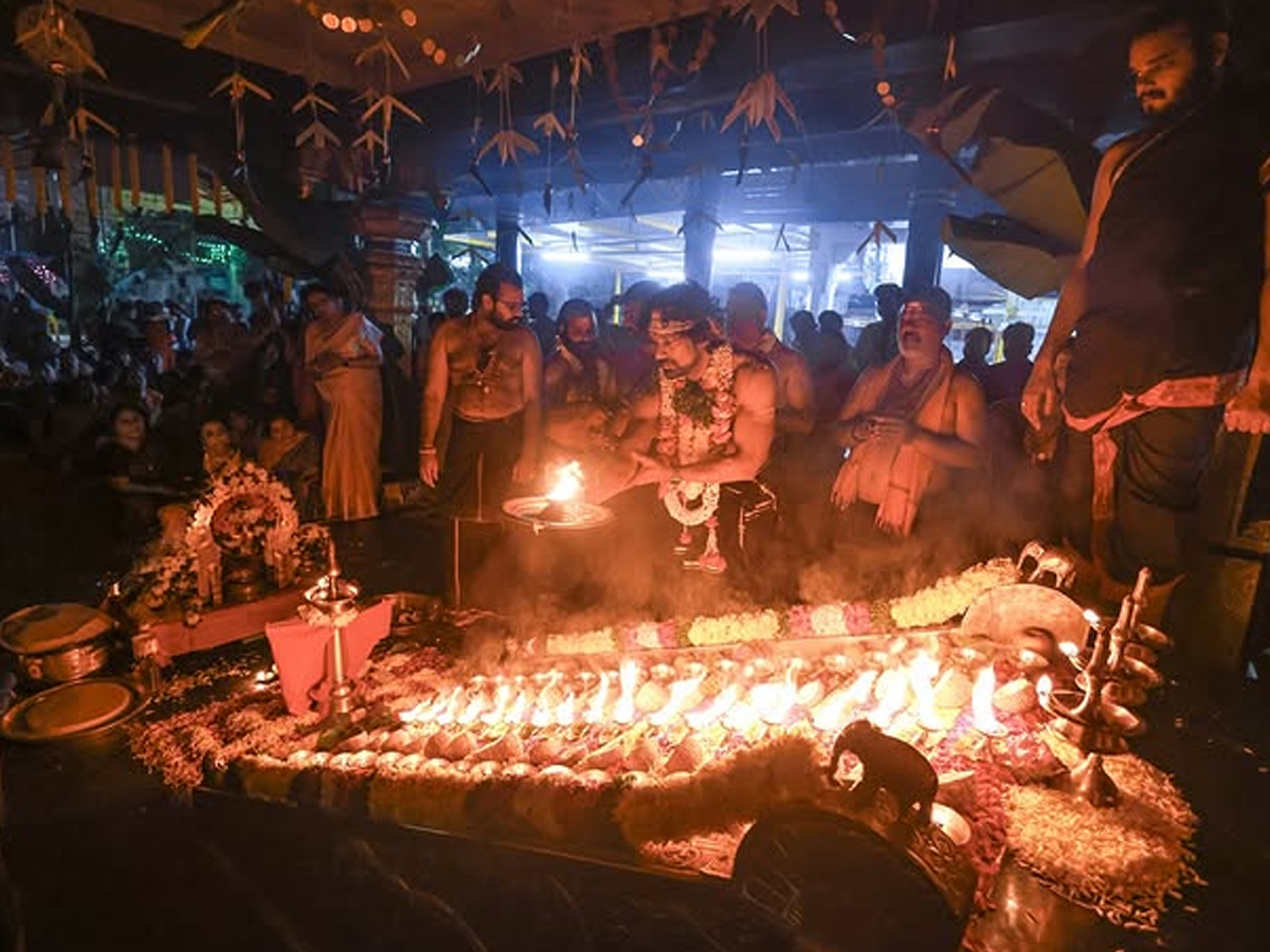 Varun_20sandesh_20ayyappa_20swami_20pooja13.jpg 14