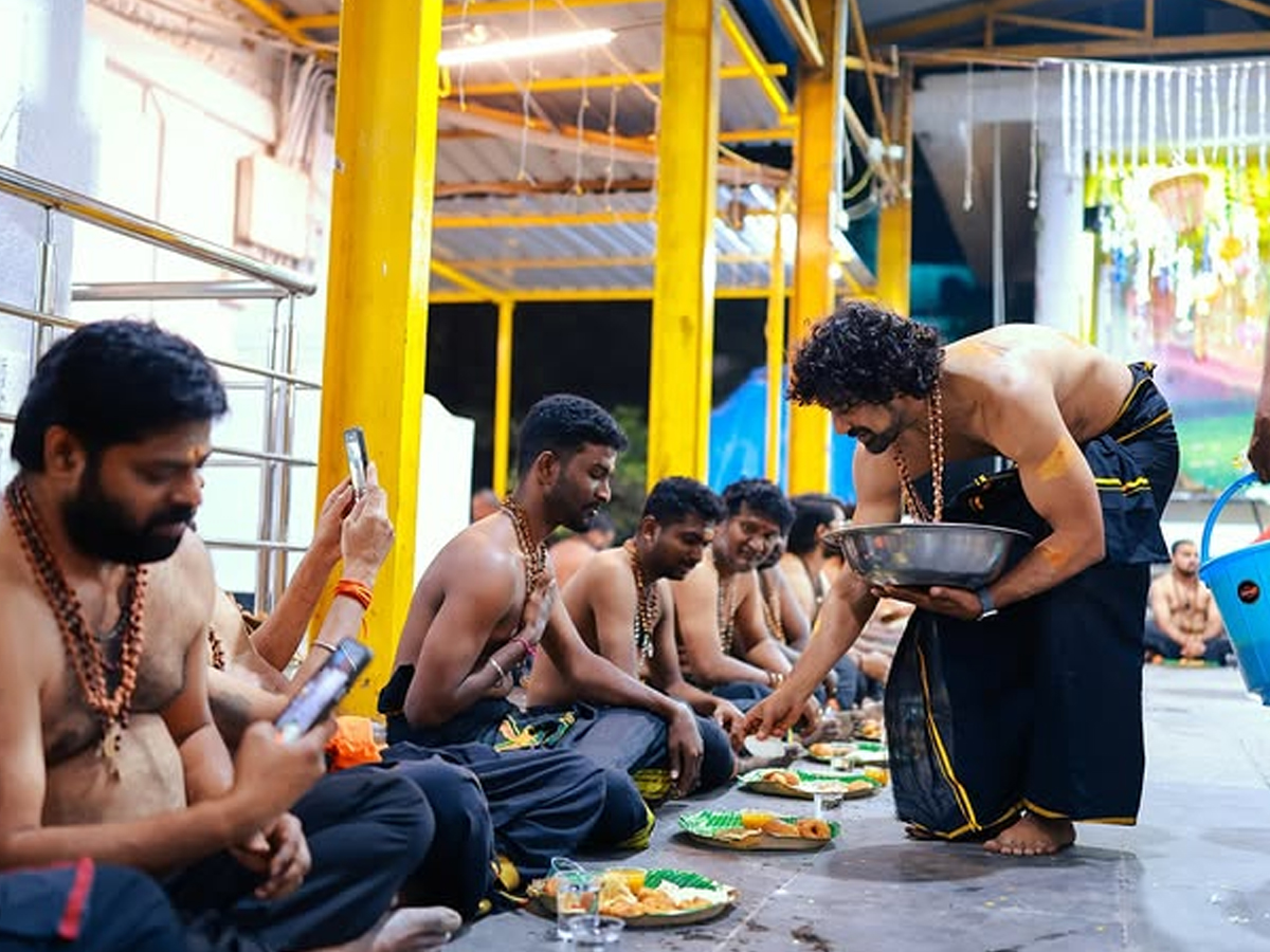 Varun_20sandesh_20ayyappa_20swami_20pooja16.jpg 17
