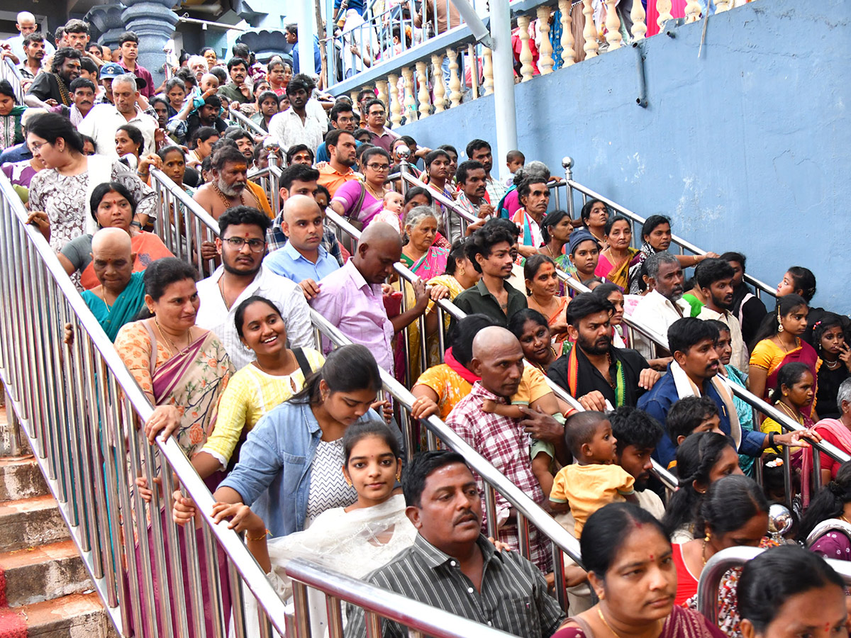 Huge_20Devotees_20At_20Vijayawada_20Indrakiladri_20Photos__20_2812_29.jpg 12