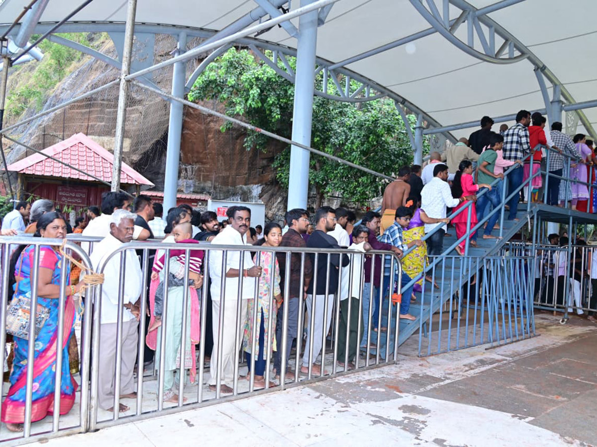 Huge_20Devotees_20At_20Vijayawada_20Indrakiladri_20Photos__20_2818_29.jpg 18