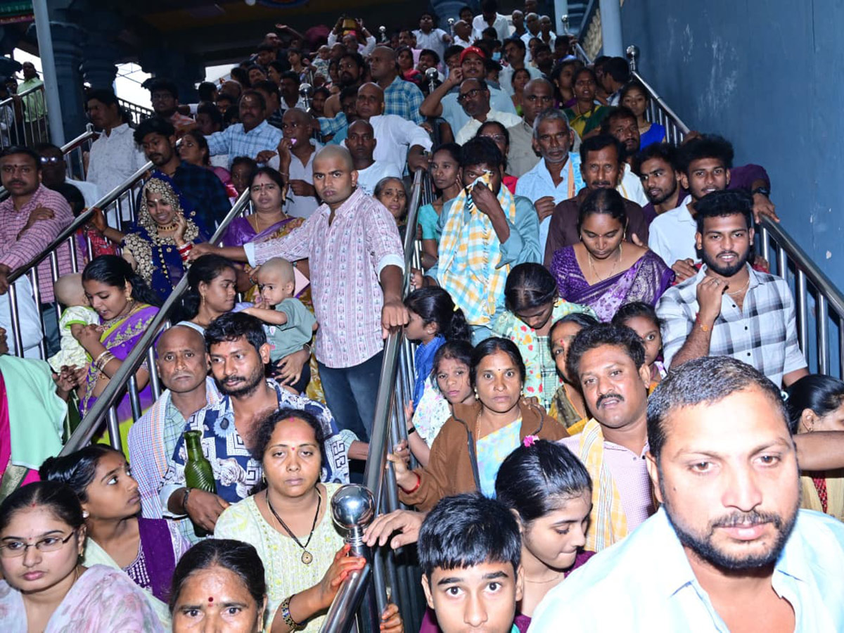 Huge_20Devotees_20At_20Vijayawada_20Indrakiladri_20Photos__20_2819_29.jpg 19
