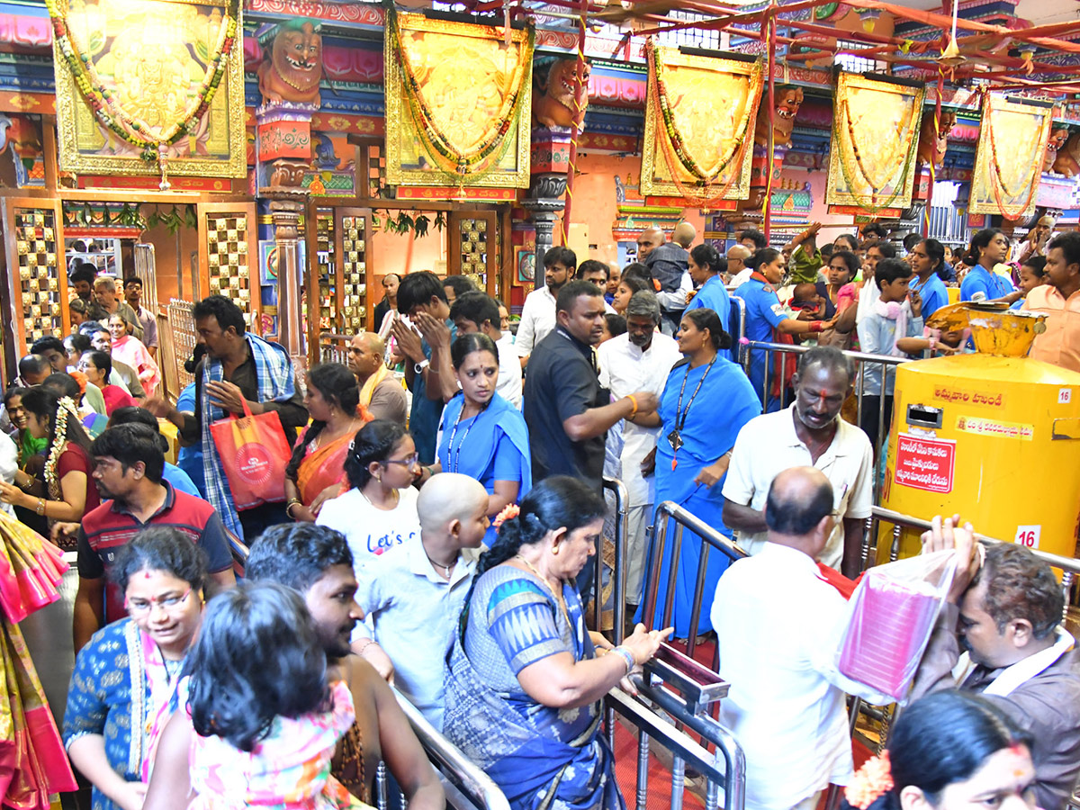 Huge_20Devotees_20At_20Vijayawada_20Indrakiladri_20Photos__20_283_29.jpg 3