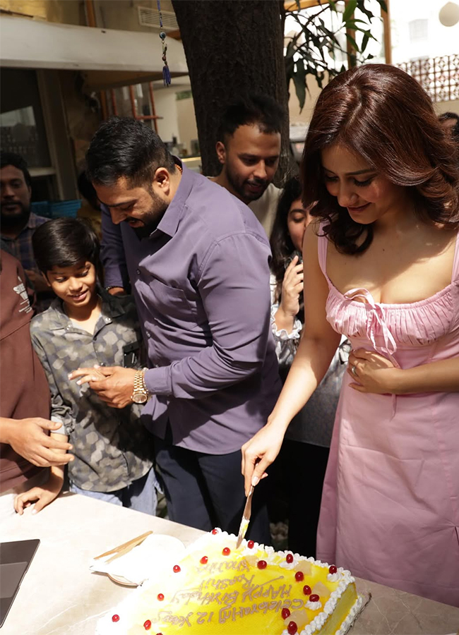 Tollywood_20Actress_20Rashi_20Khanna_20Birthday_20Celebrations_20HD_20Photos__20_2810_29.jpg 10