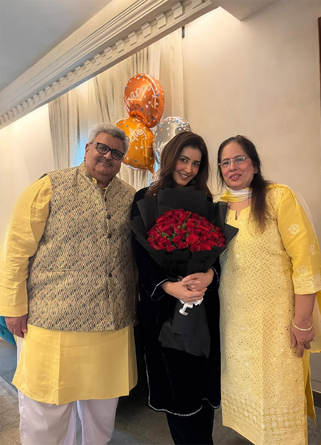 Tollywood_20Actress_20Rashi_20Khanna_20Birthday_20Celebrations_20HD_20Photos__20_2812_29.jpg 12