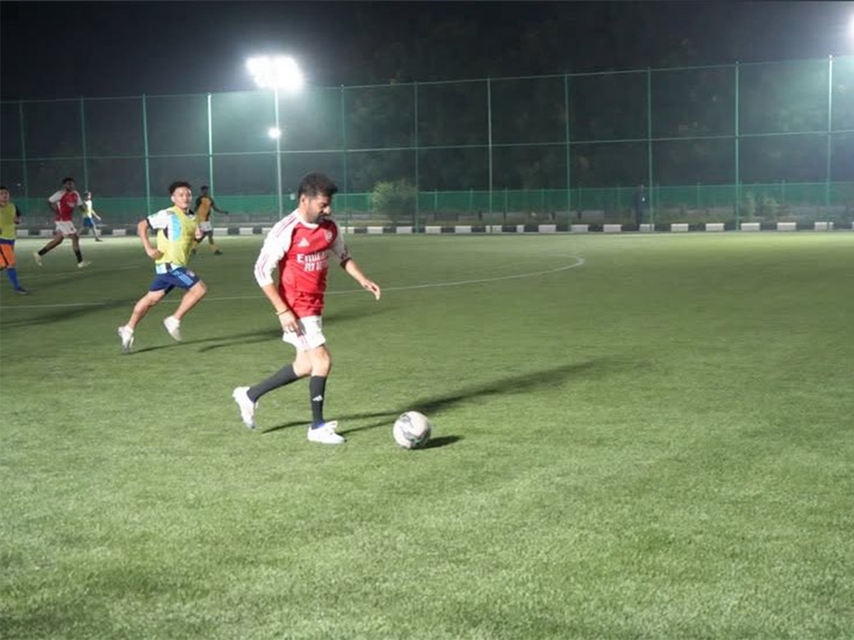 CM_20Revanth_20Reddy_20Practices_20Football_20To_20Face_20Messi_20in_20Hyderabad__20_284_29.jpg 4