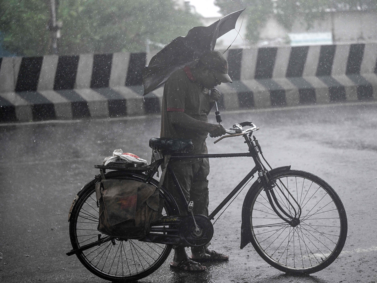 Heavy_20Rains_20in_20Tamil_20Nadu_20Cyclone_20Ditwah_20Affected__20_2813_29.jpg 13