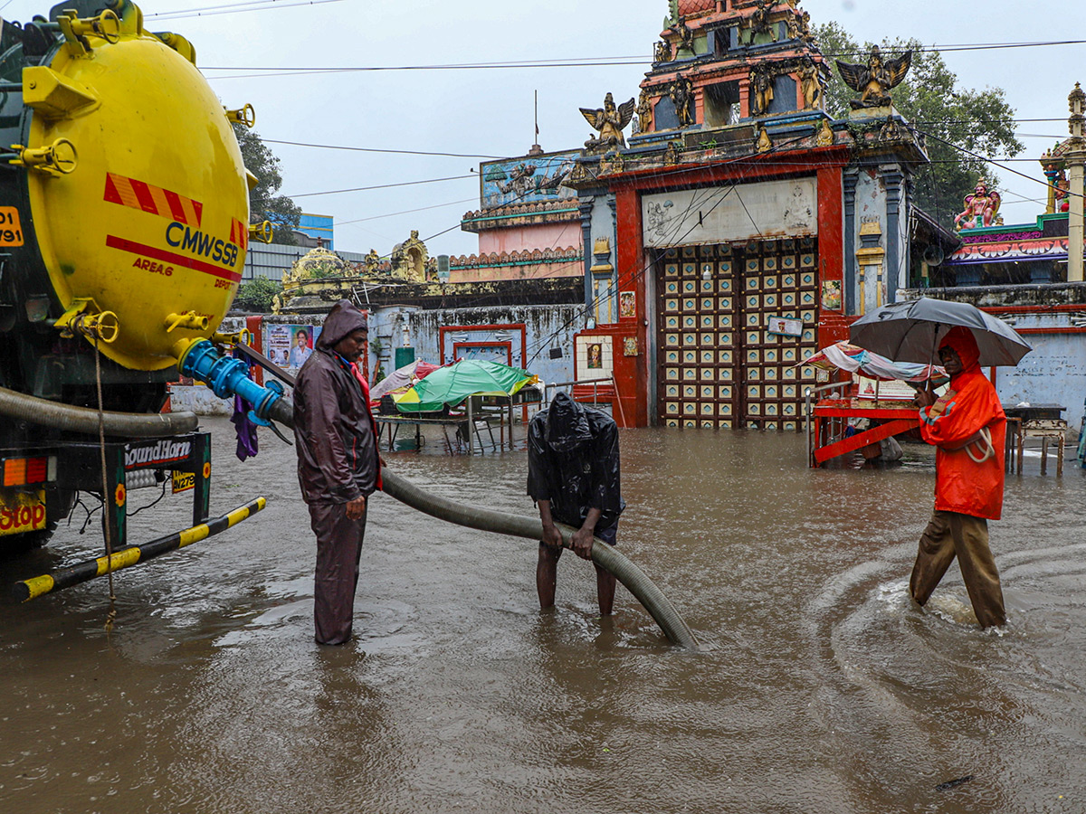 Heavy_20Rains_20in_20Tamil_20Nadu_20Cyclone_20Ditwah_20Affected__20_283_29.jpg 3