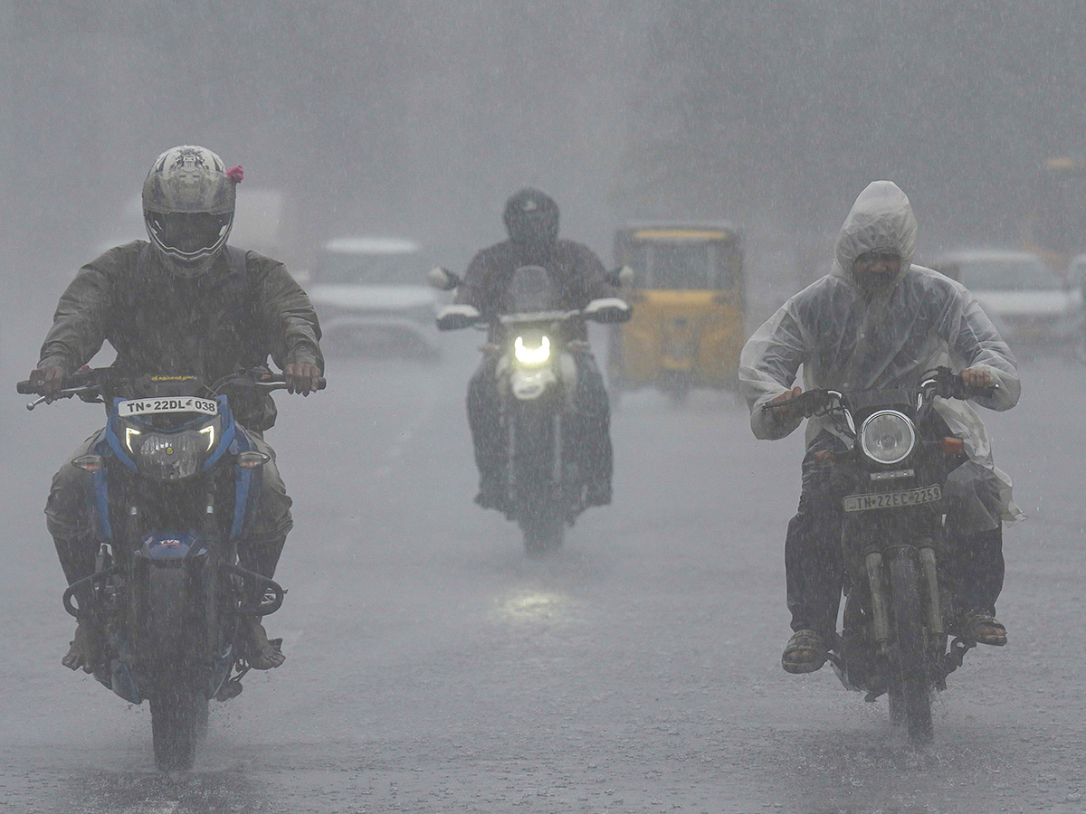 Heavy_20Rains_20in_20Tamil_20Nadu_20Cyclone_20Ditwah_20Affected__20_284_29.jpg 4