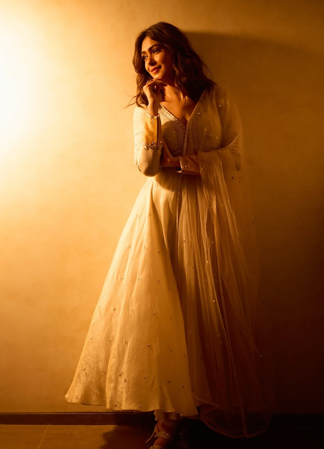 Mrunal_20thakur10.jpg 11