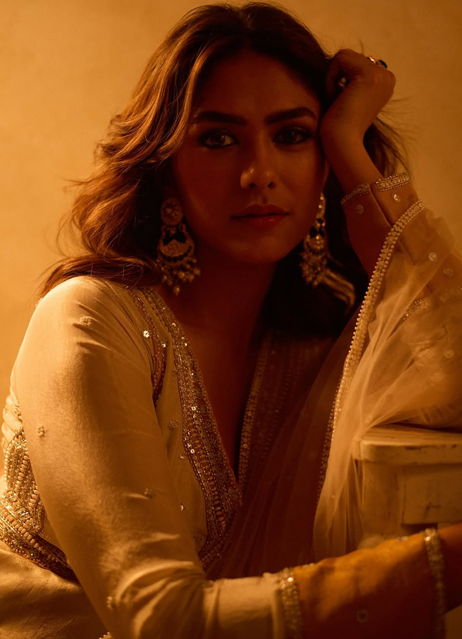 Mrunal_20thakur11.jpg 12