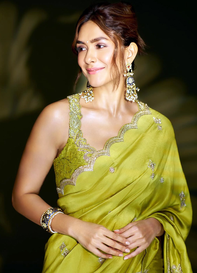 Mrunal_20thakur2.jpg 3