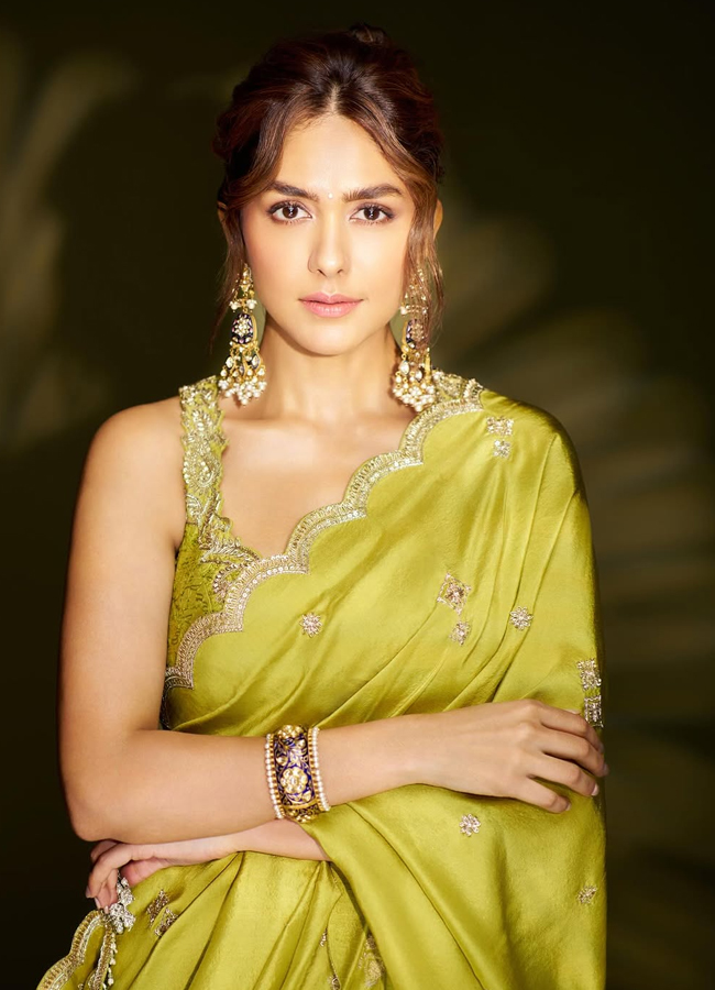 Mrunal_20thakur3.jpg 4