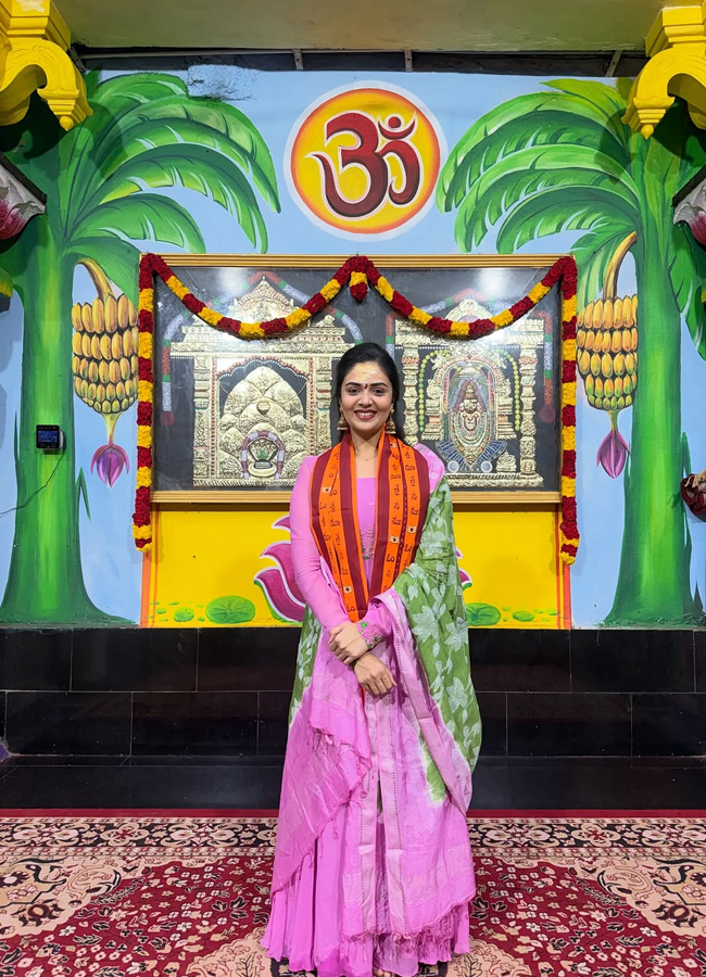 Sreemukhi2.jpg 3