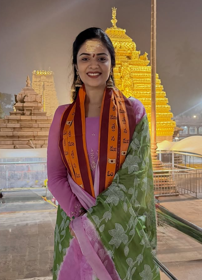 Sreemukhi3.jpg 4