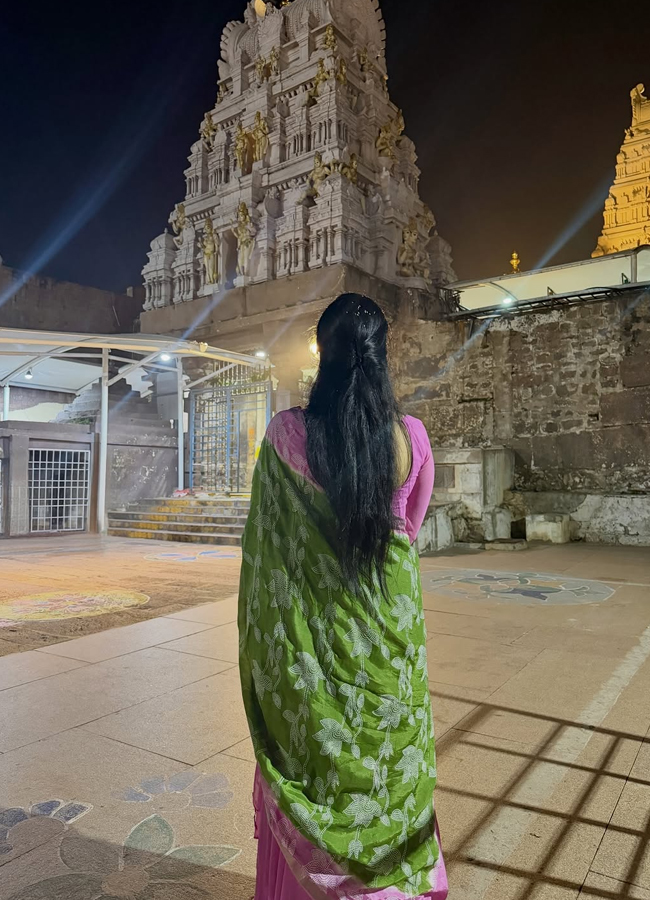 Sreemukhi4.jpg 5