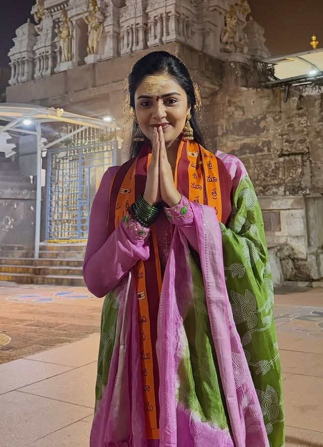 Sreemukhi5.jpg 6