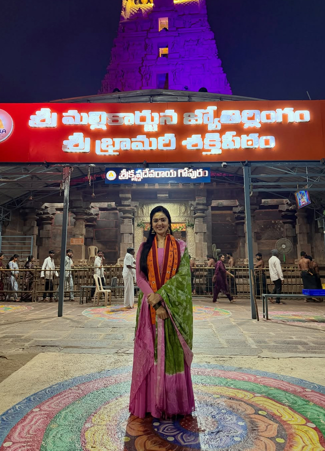 Sreemukhi7.jpg 8