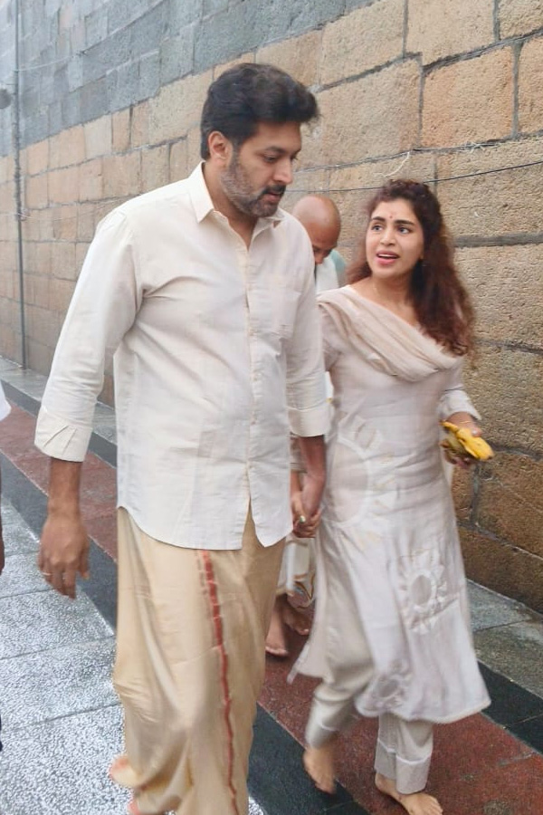 Actor_20Jayam_20Ravi_20And_20Singer_20Kenisha_20Visited_20Tirumala_20Photos_20_2810_29.jpg 11
