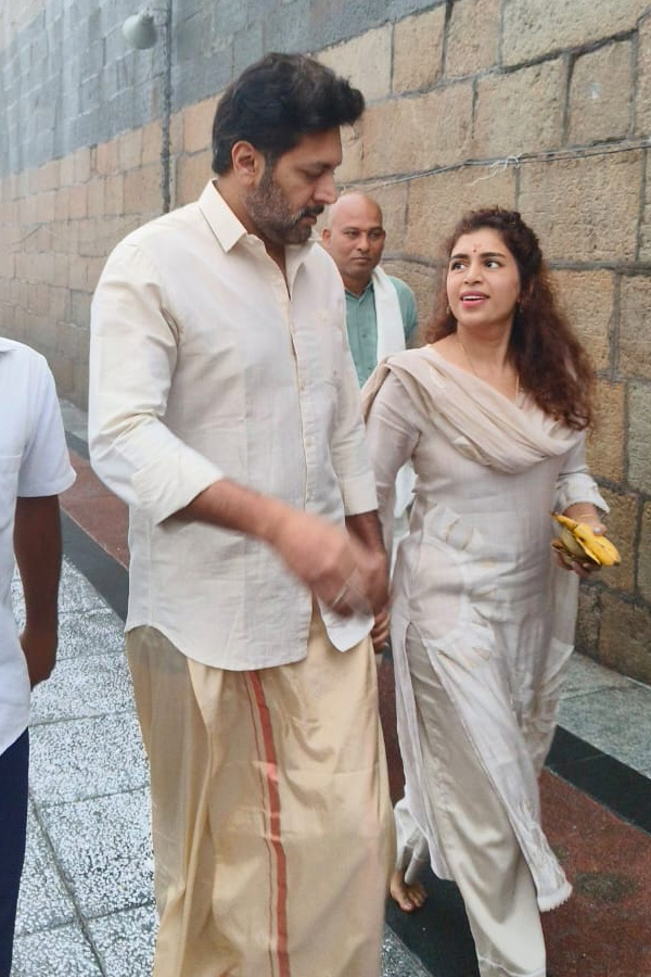 Actor_20Jayam_20Ravi_20And_20Singer_20Kenisha_20Visited_20Tirumala_20Photos_20_2811_29.jpg 12