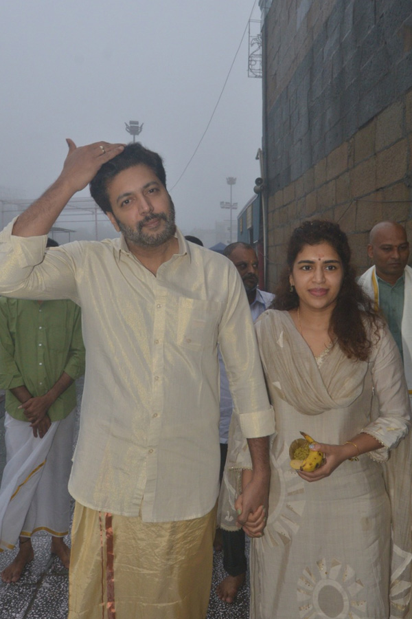 Actor_20Jayam_20Ravi_20And_20Singer_20Kenisha_20Visited_20Tirumala_20Photos_20_2812_29.jpg 13
