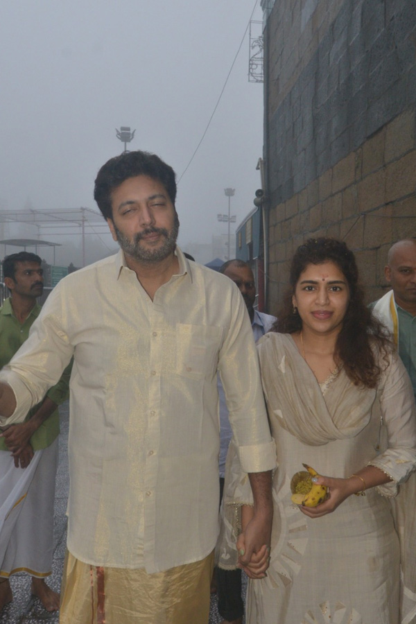 Actor_20Jayam_20Ravi_20And_20Singer_20Kenisha_20Visited_20Tirumala_20Photos_20_2813_29.jpg 14