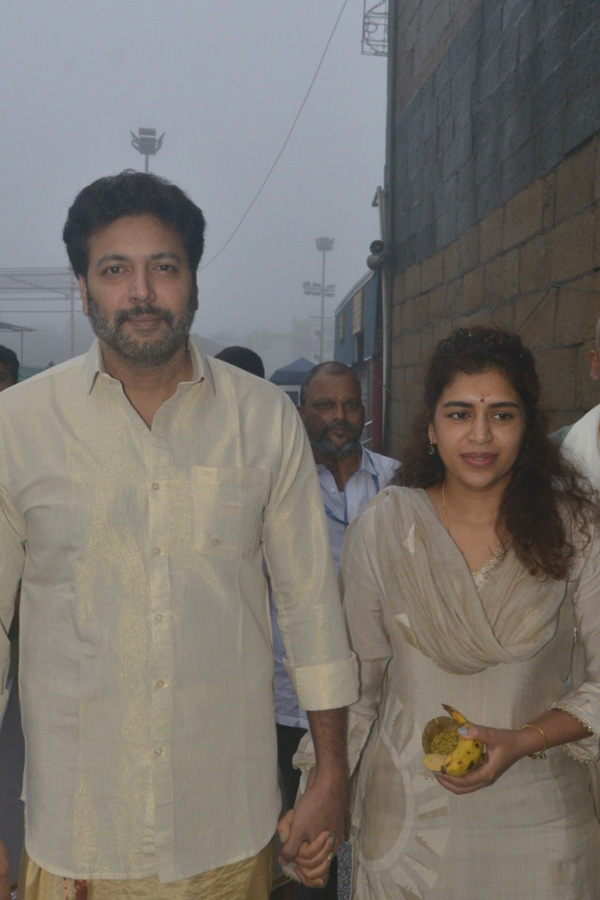 Actor_20Jayam_20Ravi_20And_20Singer_20Kenisha_20Visited_20Tirumala_20Photos_20_2814_29.jpg 15