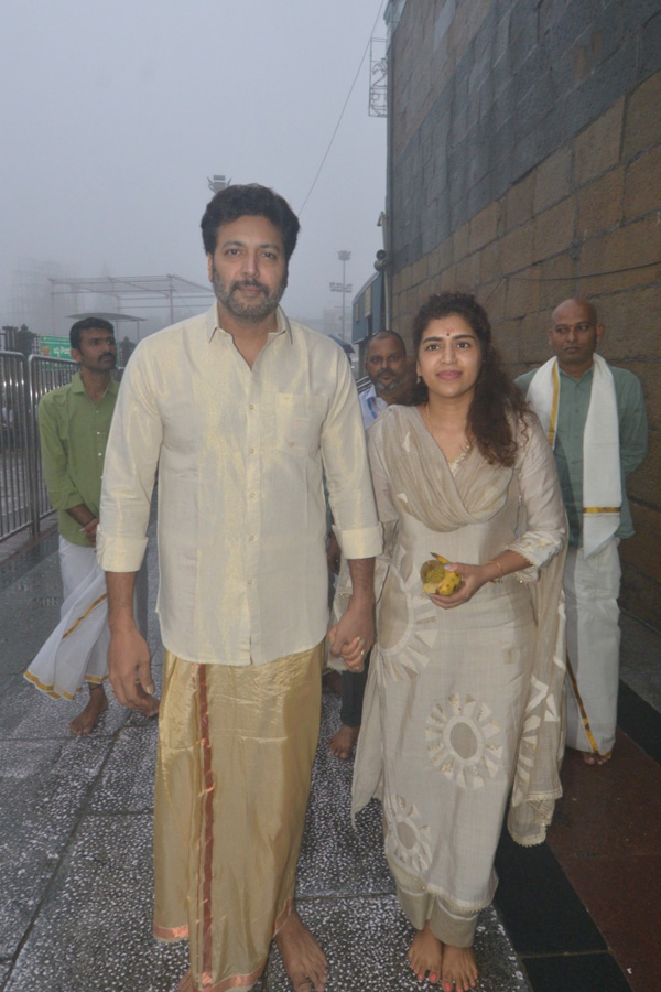 Actor_20Jayam_20Ravi_20And_20Singer_20Kenisha_20Visited_20Tirumala_20Photos_20_2815_29.jpg 16