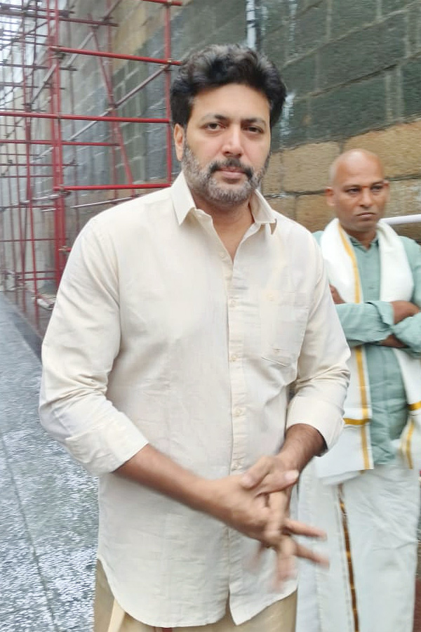 Actor_20Jayam_20Ravi_20And_20Singer_20Kenisha_20Visited_20Tirumala_20Photos_20_283_29.jpg 4