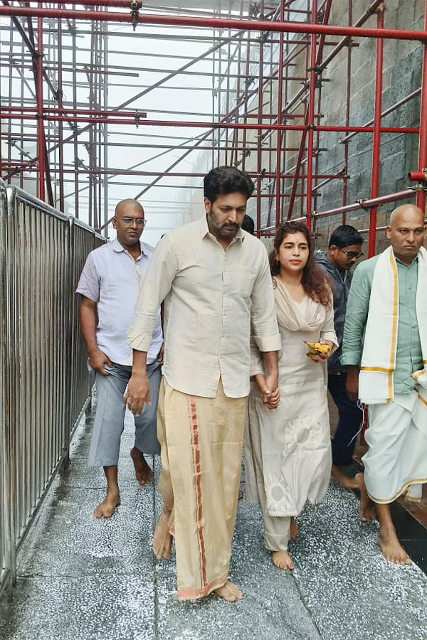 Actor_20Jayam_20Ravi_20And_20Singer_20Kenisha_20Visited_20Tirumala_20Photos_20_284_29.jpg 5