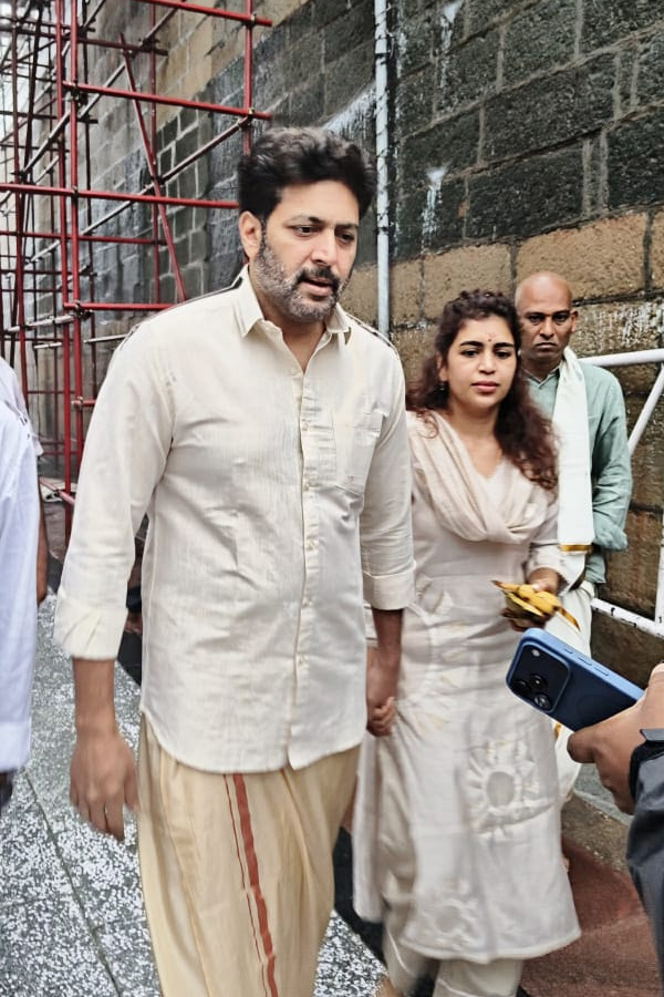 Actor_20Jayam_20Ravi_20And_20Singer_20Kenisha_20Visited_20Tirumala_20Photos_20_285_29.jpg 6