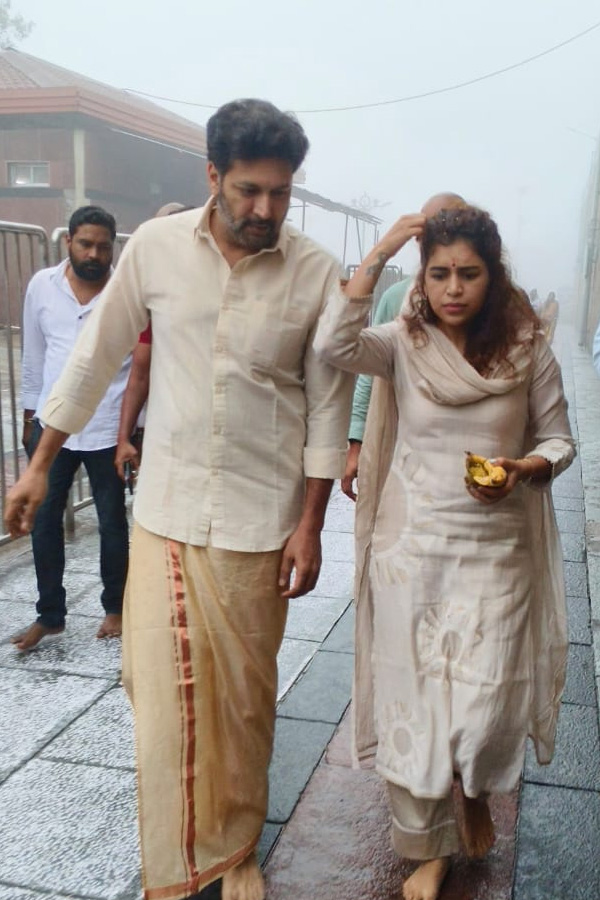 Actor_20Jayam_20Ravi_20And_20Singer_20Kenisha_20Visited_20Tirumala_20Photos_20_286_29.jpg 7
