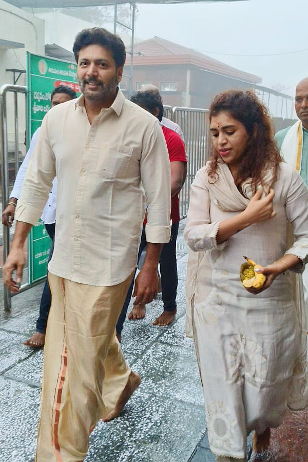 Actor_20Jayam_20Ravi_20And_20Singer_20Kenisha_20Visited_20Tirumala_20Photos_20_287_29.jpg 8