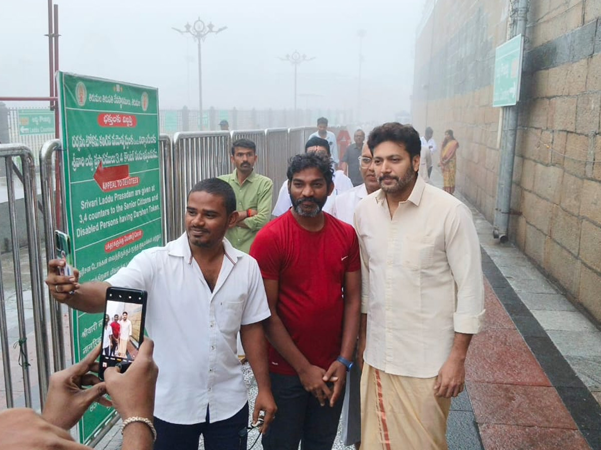 Actor_20Jayam_20Ravi_20And_20Singer_20Kenisha_20Visited_20Tirumala_20Photos_20_288_29.jpg 9