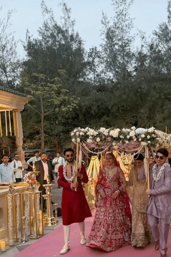 Deepika_20Padukone_2C_20Ranveer_20Singh_20Sprinkle_20Star_20Dust_20At_20Cousins_20Wedding_20Photos_20_281_29.jpg 2