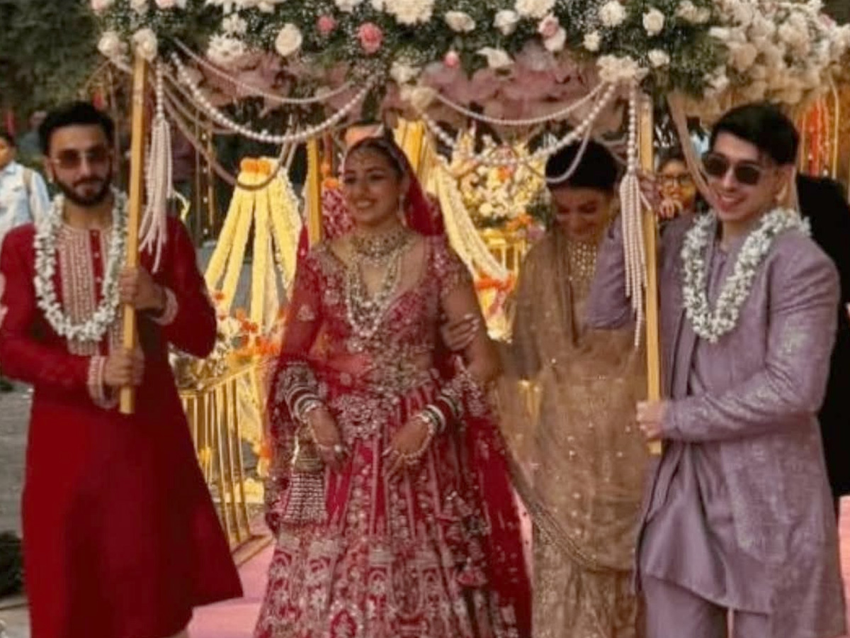 Deepika_20Padukone_2C_20Ranveer_20Singh_20Sprinkle_20Star_20Dust_20At_20Cousins_20Wedding_20Photos_20_283_29.jpg 4