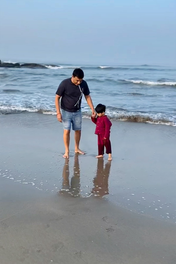 Producer_20Dil_20Raju_20garu_20spending_20joyful_20moments_20at_20the_20beach_20with_20his_20family_20_2811_29.jpg 12