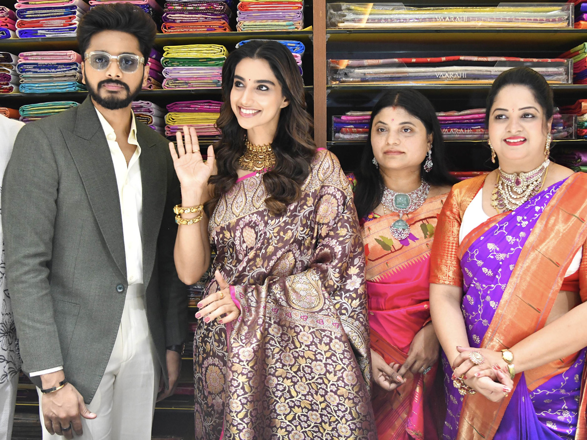 Hero_20Teja_20Sajja_2C_20Actress_20Meenakshi_20Chaudhary_20Launches_20Shopping_20Mall_20Photos_20_2810_29_0.jpg 11