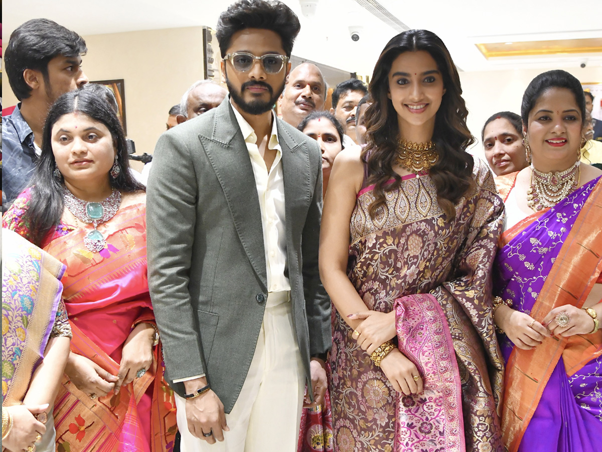 Hero_20Teja_20Sajja_2C_20Actress_20Meenakshi_20Chaudhary_20Launches_20Shopping_20Mall_20Photos_20_2812_29_0.jpg 13