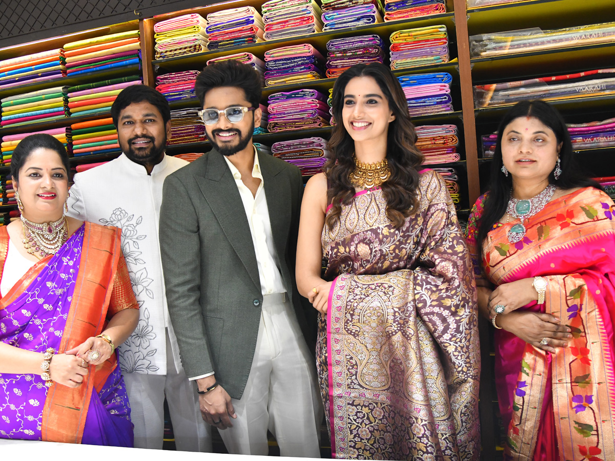 Hero_20Teja_20Sajja_2C_20Actress_20Meenakshi_20Chaudhary_20Launches_20Shopping_20Mall_20Photos_20_2813_29_0.jpg 14